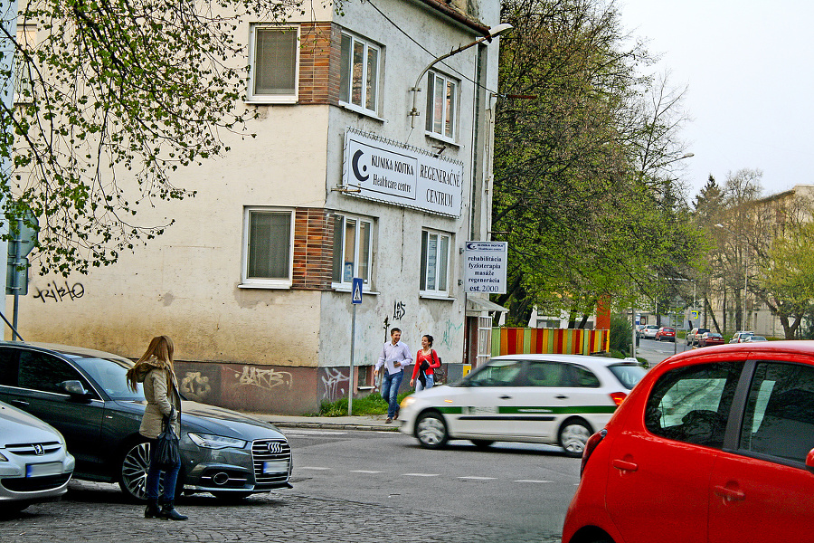 Kliniky masér (vľavo) postupne