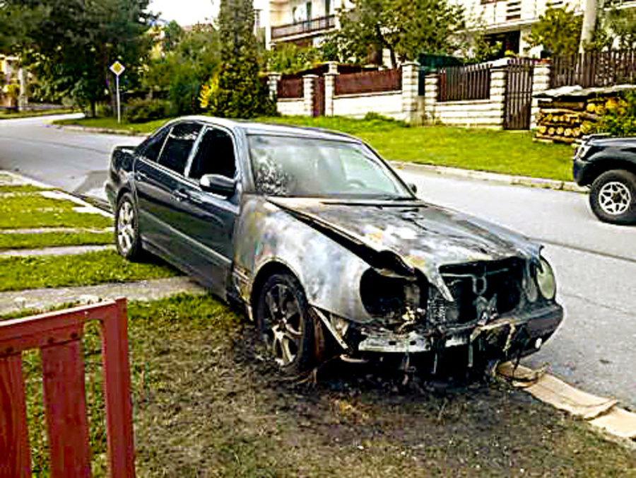 Neznámy páchateľ podpálil auto