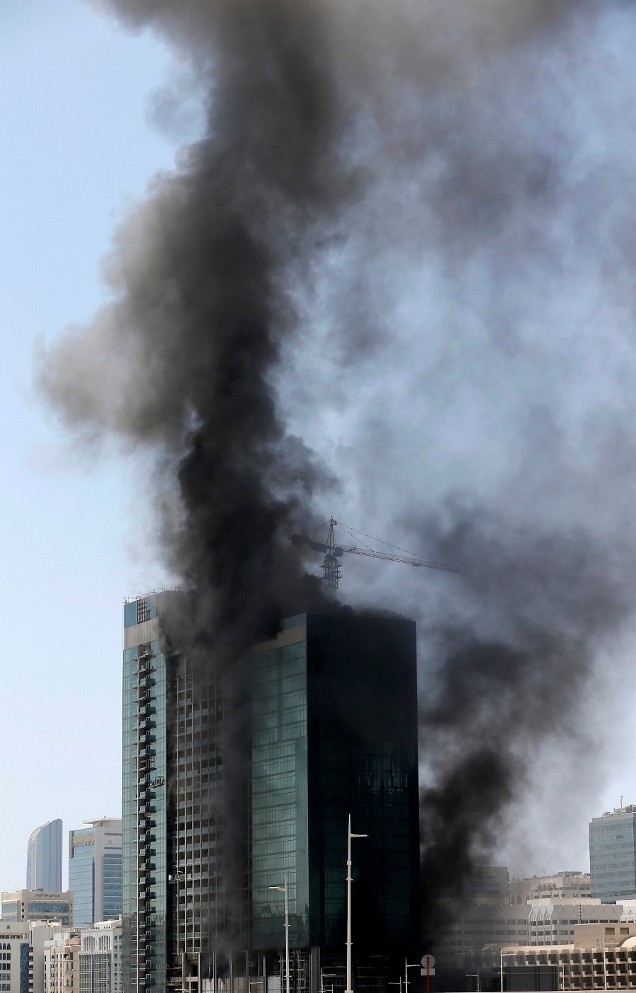 Rozostavaný mrakodrap zasiahol požiar.