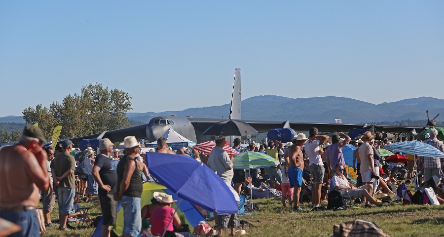 Návštevníci pred bombardérom Boeing