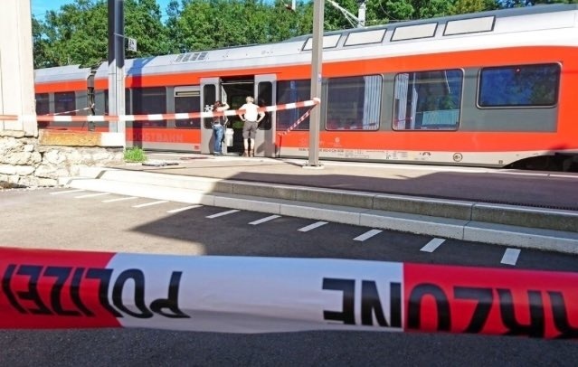 Muž zranil šiestich cestujúcich.