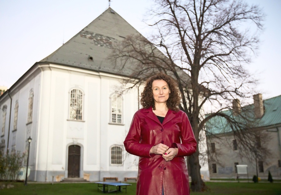 Na pohrebe herca odprevadí farárka Anna Polcková. 
