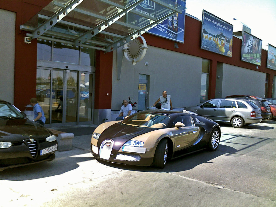 Bugatti Veyron parkovalo aj