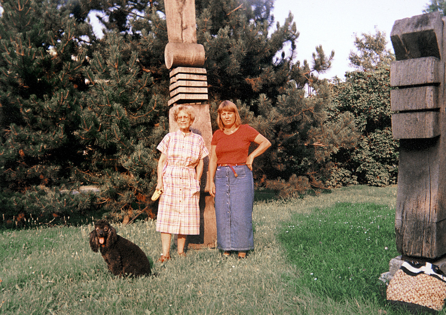 Slezáčkova žena Jela (vpravo)