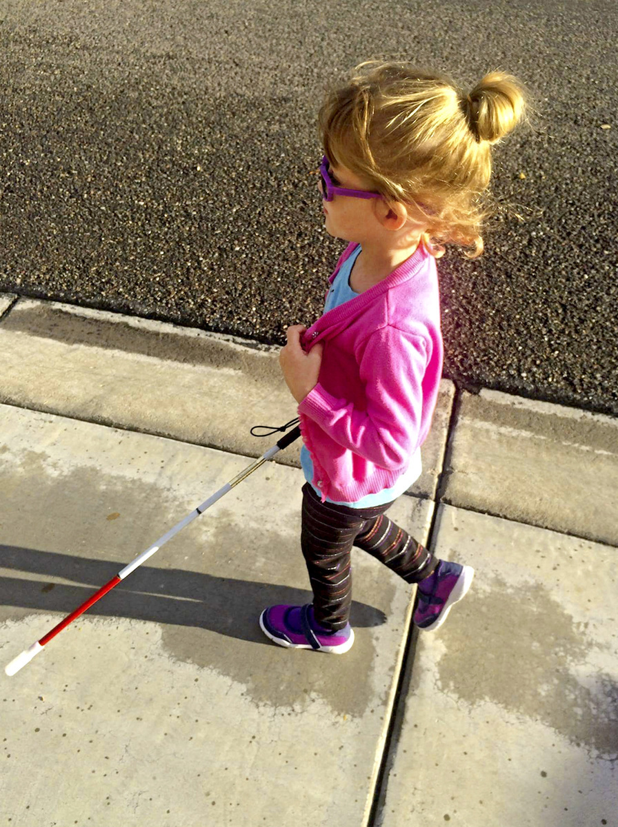 Dievčatko sa učí chodiť