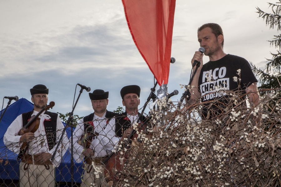 Protest pred komplexom Bonaparte.