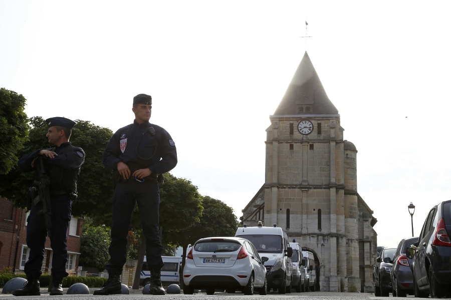 Polícia hliadkovala pred kostolom