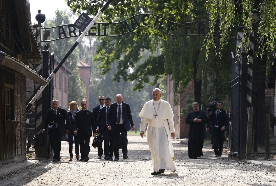 Pápež prechádza známou vstupnou