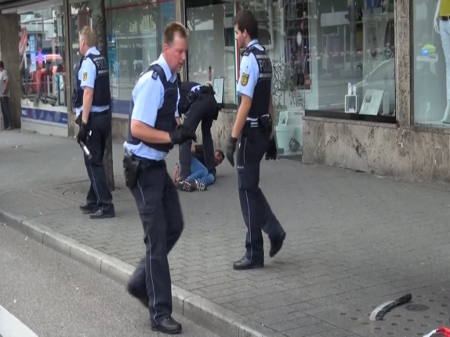 V nemeckom Reutlingu útočil muž mačetou, policajti ho zadržali.