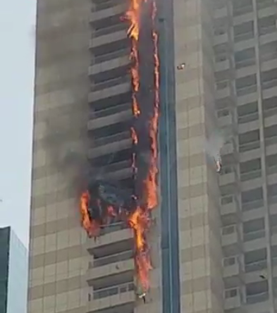 Budovu zachvátil požiar. 