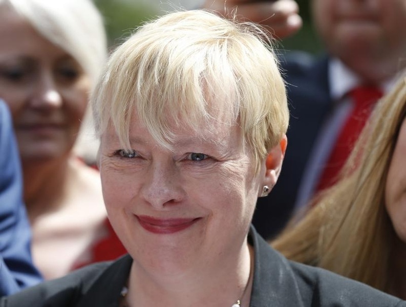 Angela Eagle odstúpila. 