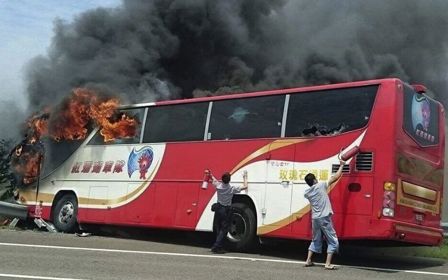 Autobus začal po náraze