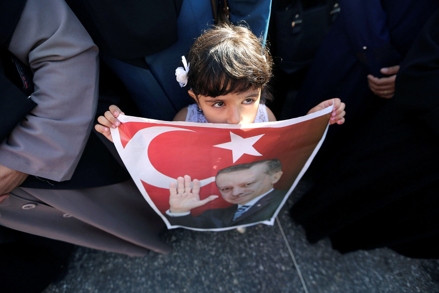 Dievčatko drží podobizeň prezidenta.