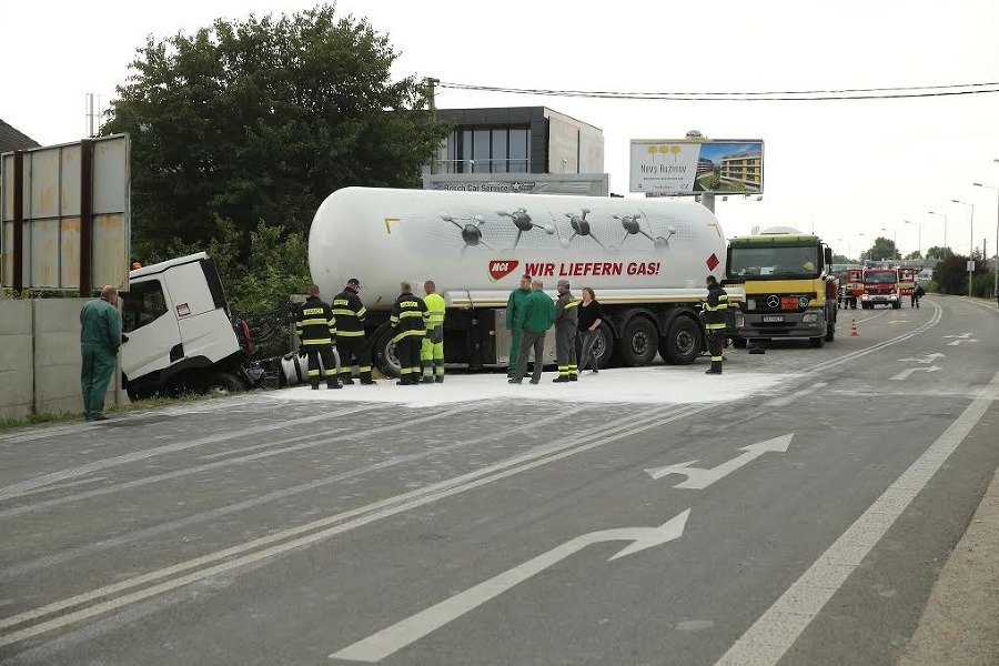 Bratislavskí hasiči z havarovanej