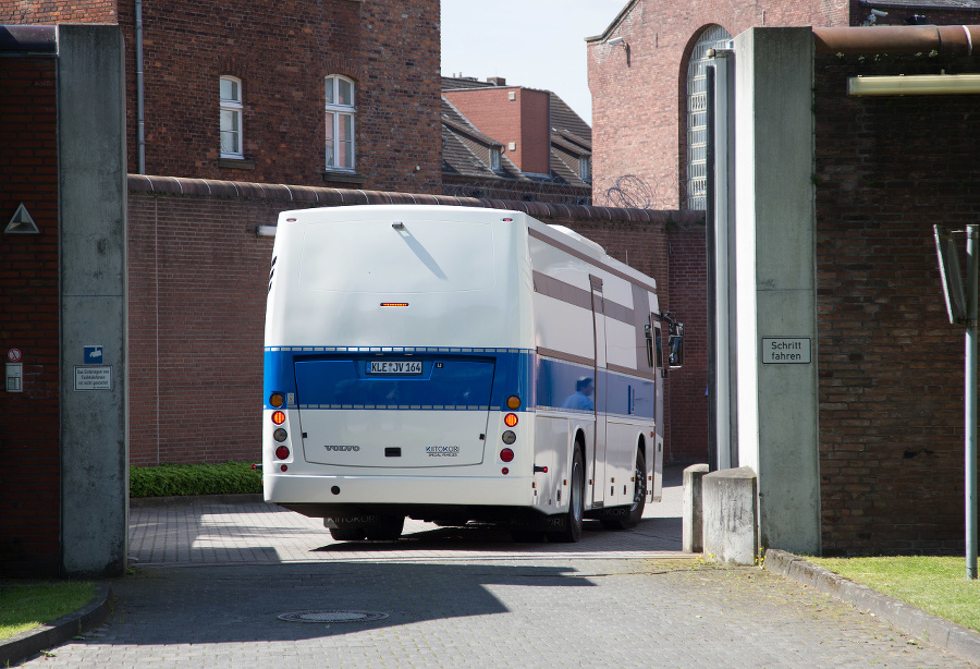  Väzenský autobus prichádza