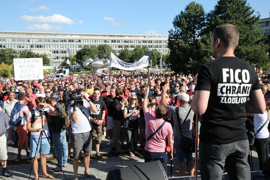 Protest proti Robertovi Ficovi