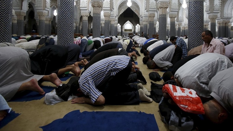 Modlitba moslimov počas ramadánu