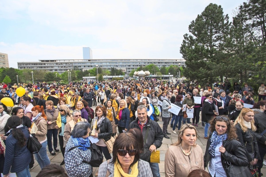 Pedagógovia protestovali proti ministrovi Plavčanovi.