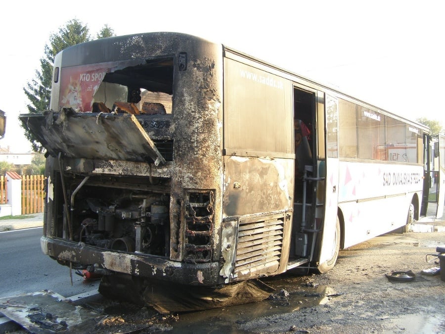 Požiar autobusu v obci