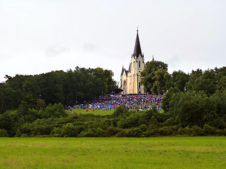 2020 - Mariánsku horu
pravidelne navštevujú
státisíce veriacich.