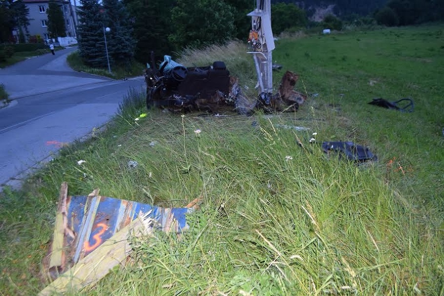 Mladý vodič osobného auta narazil do reklamného pútača a potom do stĺpa. Zahynuli dvaja ľudia