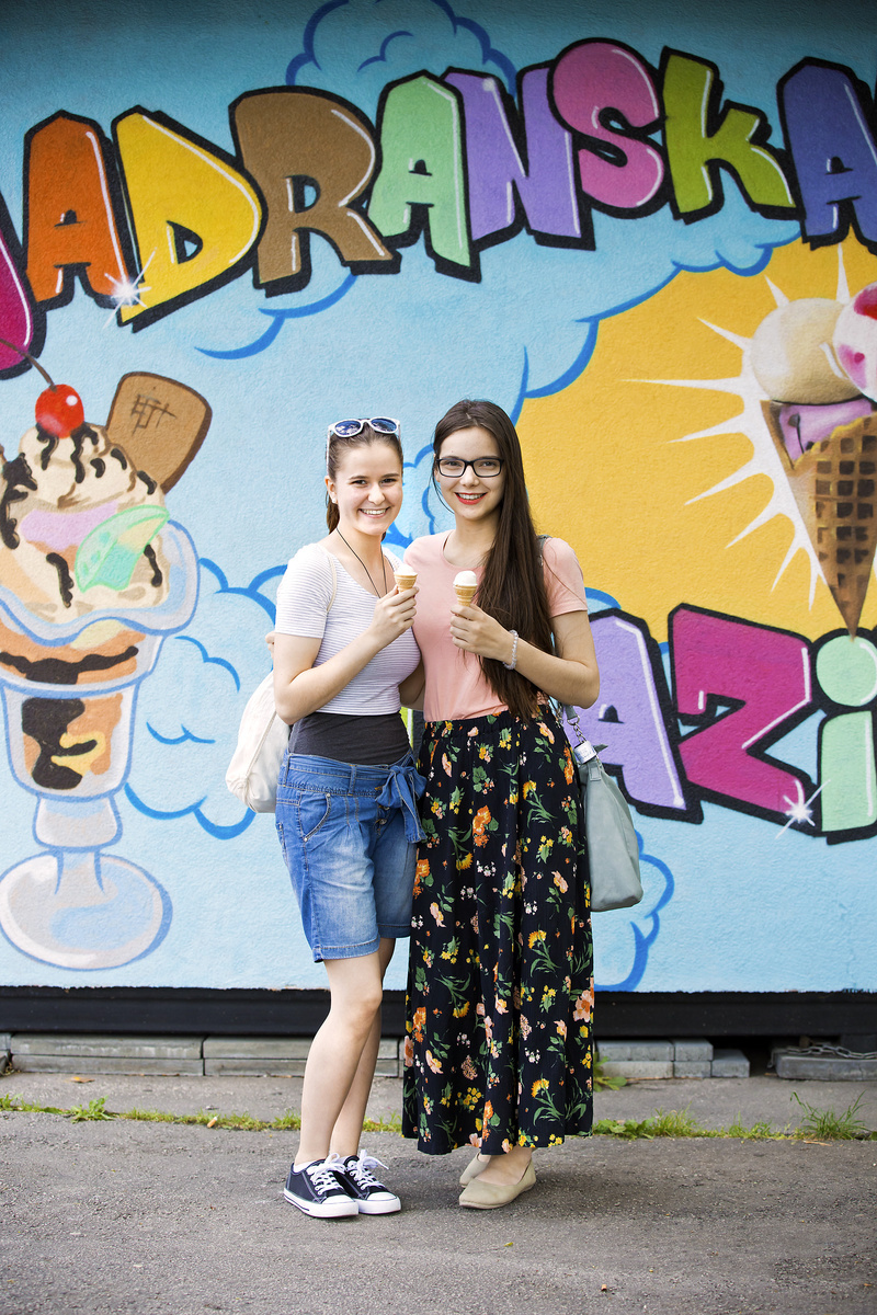 Silvia si v Ružinove pochutnala na zmrzline Kinder bueno a limetka. Jej kamarátka Paulína má najradšej jogurtovú zmrzlinu. 