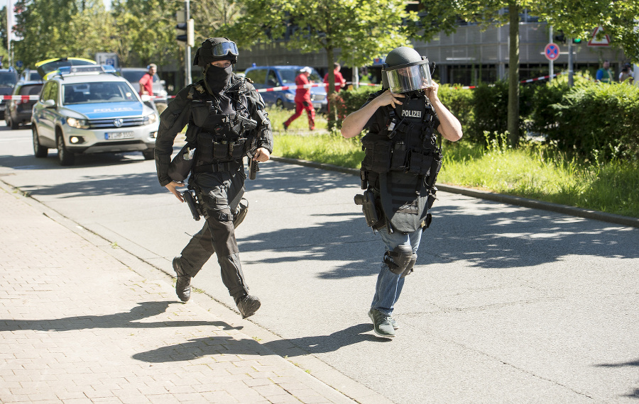 Polícia obkľúčila kino. 