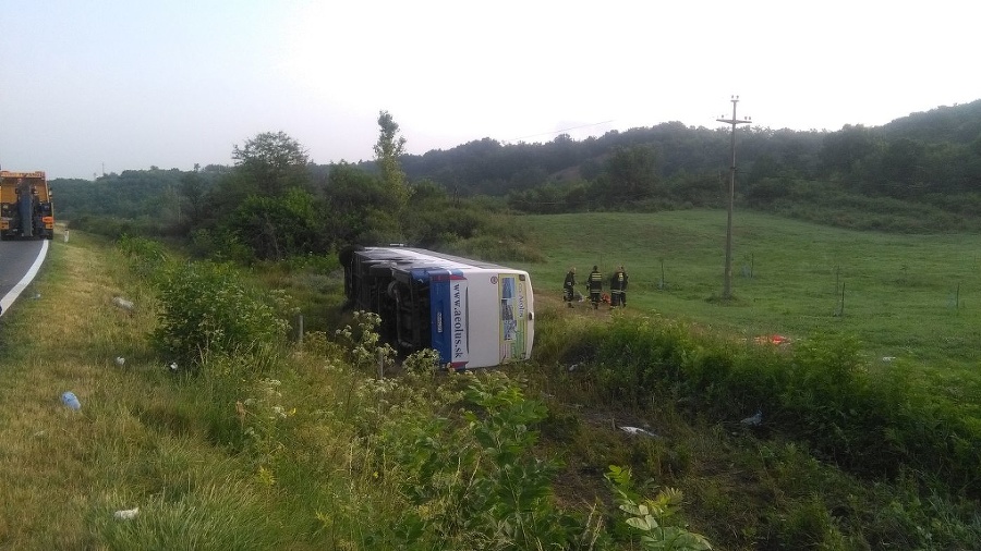 Nehodu slovenského autobusu neprežilo