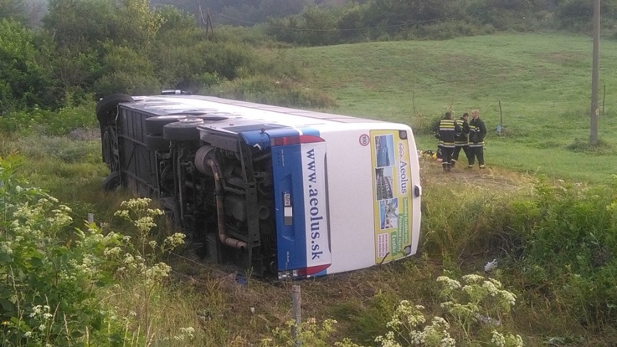 Nehodu slovenského autobusu neprežilo