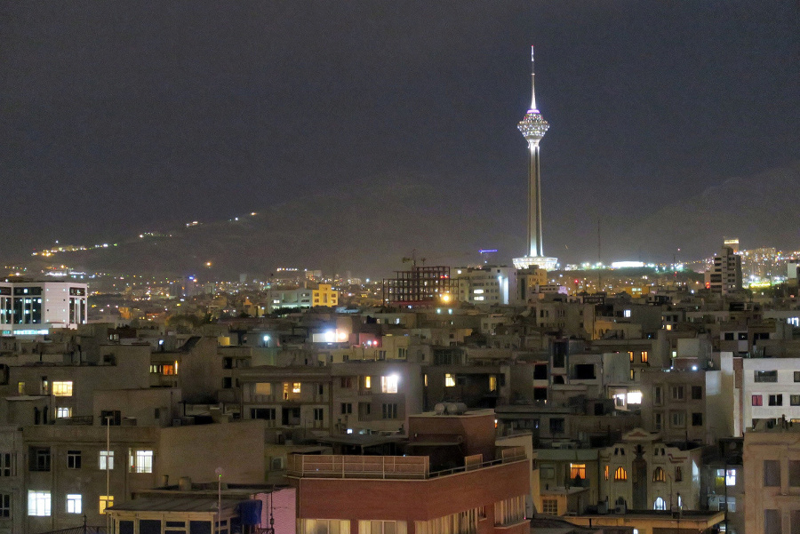 Pohľad na nočný Teherán.