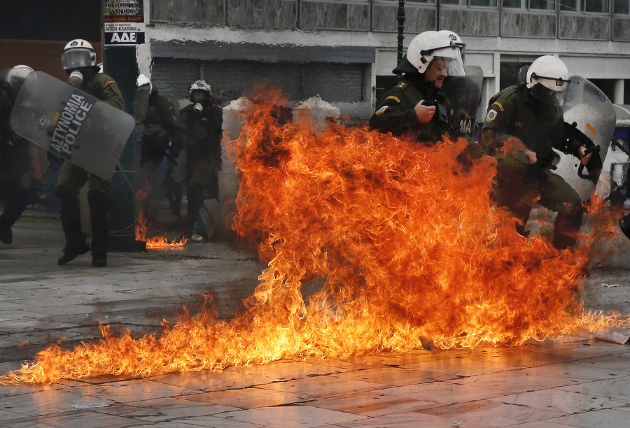 Benzínovými bombami zaútočili na