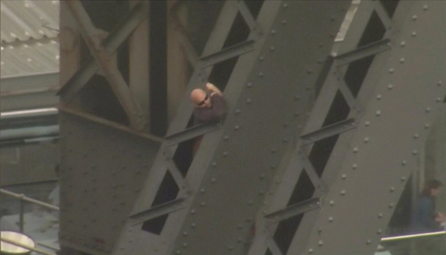Muž vyliezol na most