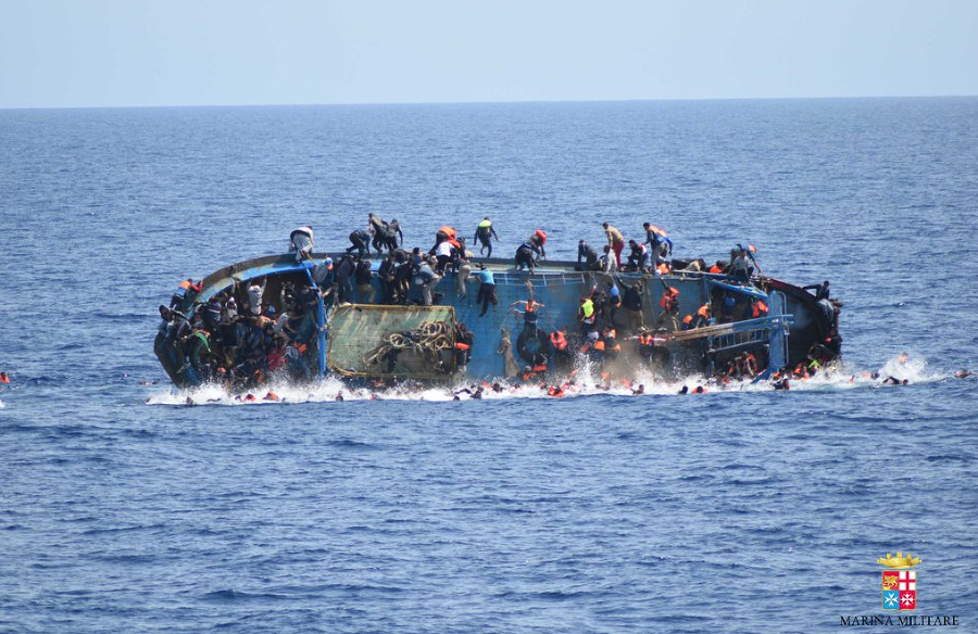 Loď s migrantmi sa