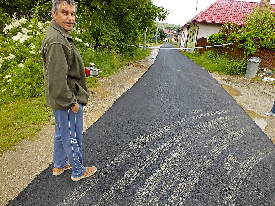 Rudolf Bröstl (57) ukazuje