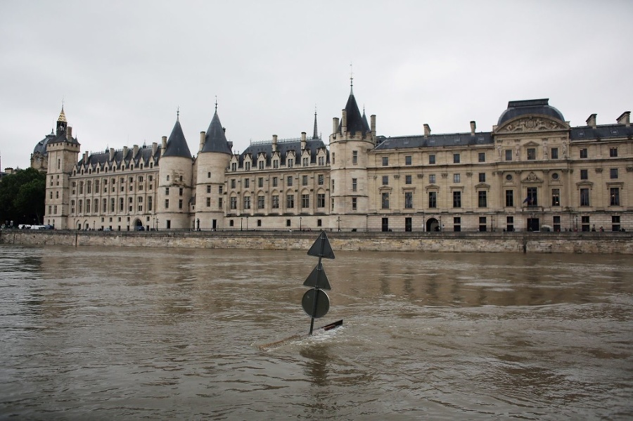 Parížsky Louvre ohrozovala voda.