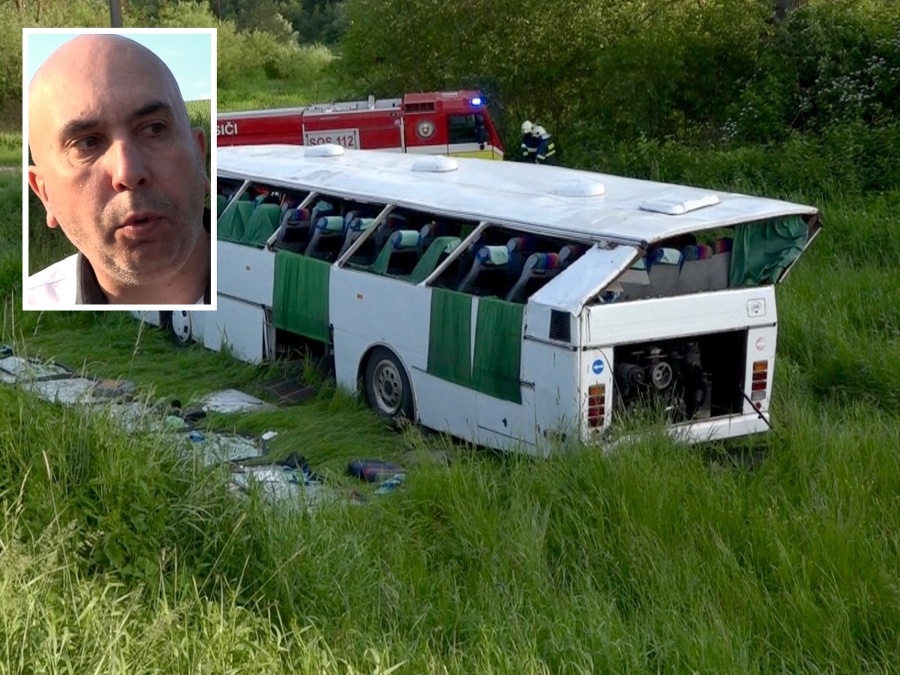 Autobus s folkloristami sa