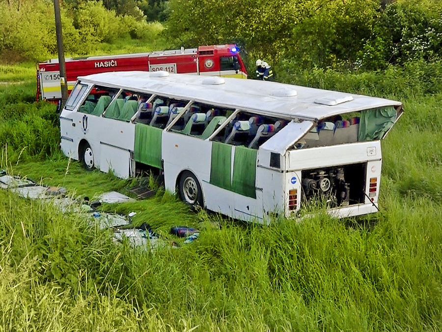 Autobus s folkloristami sa