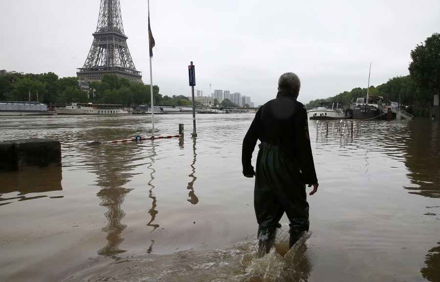 Paríž zasiahli silné záplavy.