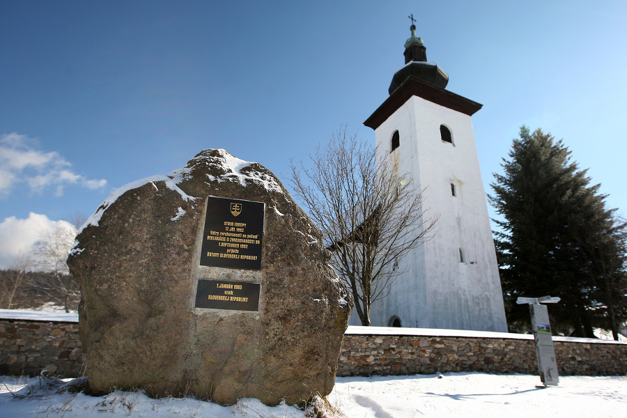 Pamätná tabuľa informuje o