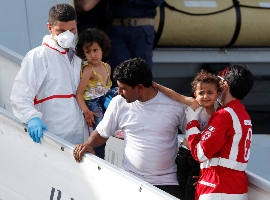 Migrantom pomáhali zdravotníci.