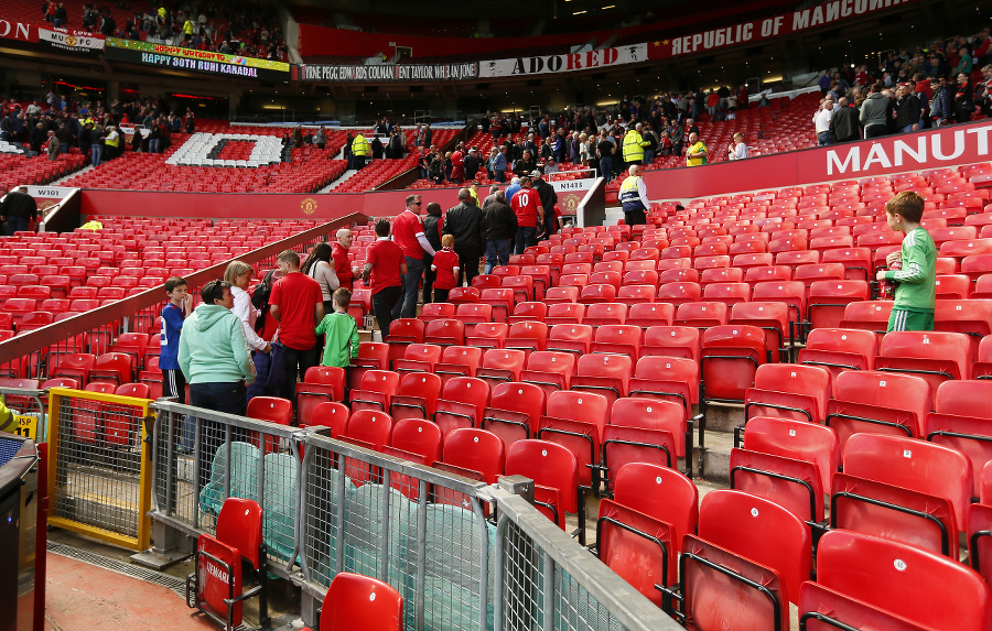 Na Old Trafford evakuovali