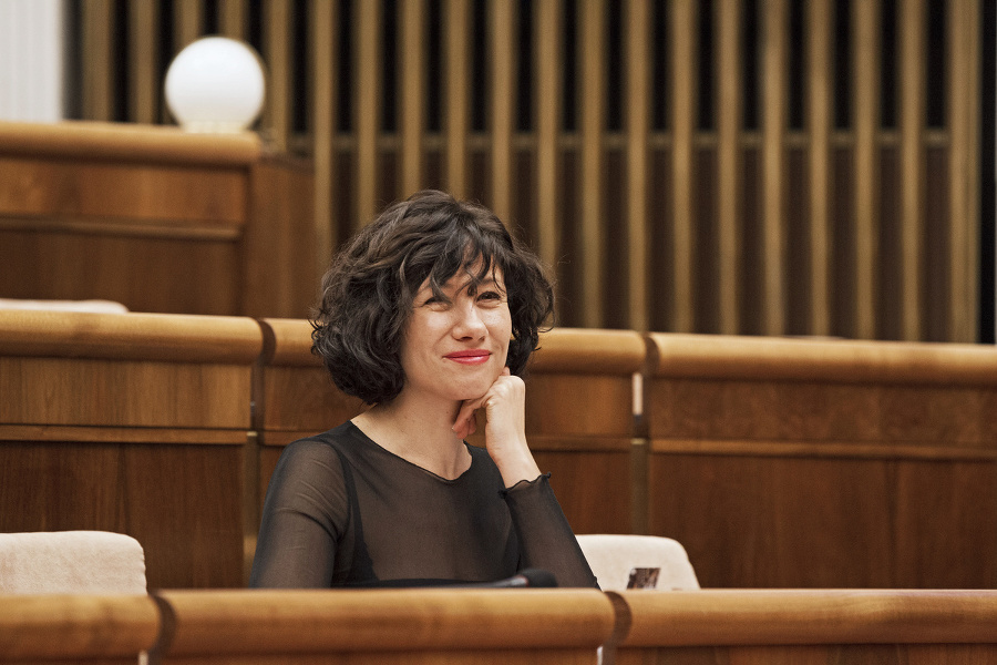 Lucia Nicholsonová je v 16.týždni tehotenstva, po pôrode však hneď sadne na stoličky podpredsedníčky Národnej rady, a to aj s bábätkom.