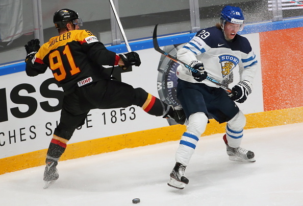 Patrik Laine (vpravo) prežíva