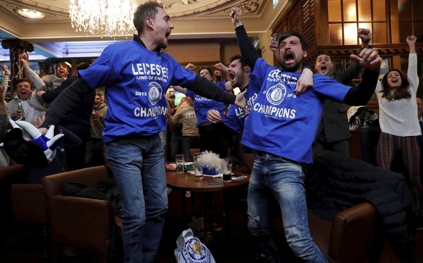 Fanúšikovia Leicesteru oslavujú titul.