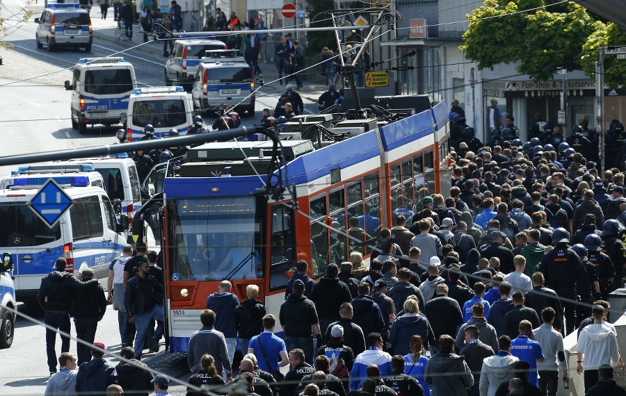 1700 policajtov dohliadalo na