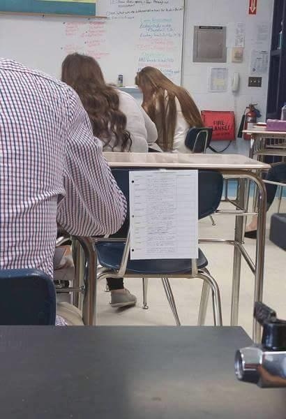 Pokiaľ sa učiteľ neprechádza po triede, dá sa vyskúšať aj takýto ťahák. 