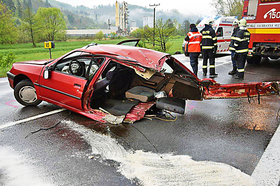 Náraz roztrhol peugeot napoly,na