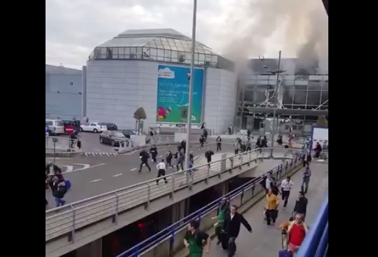 Dym stúpal z bruselského