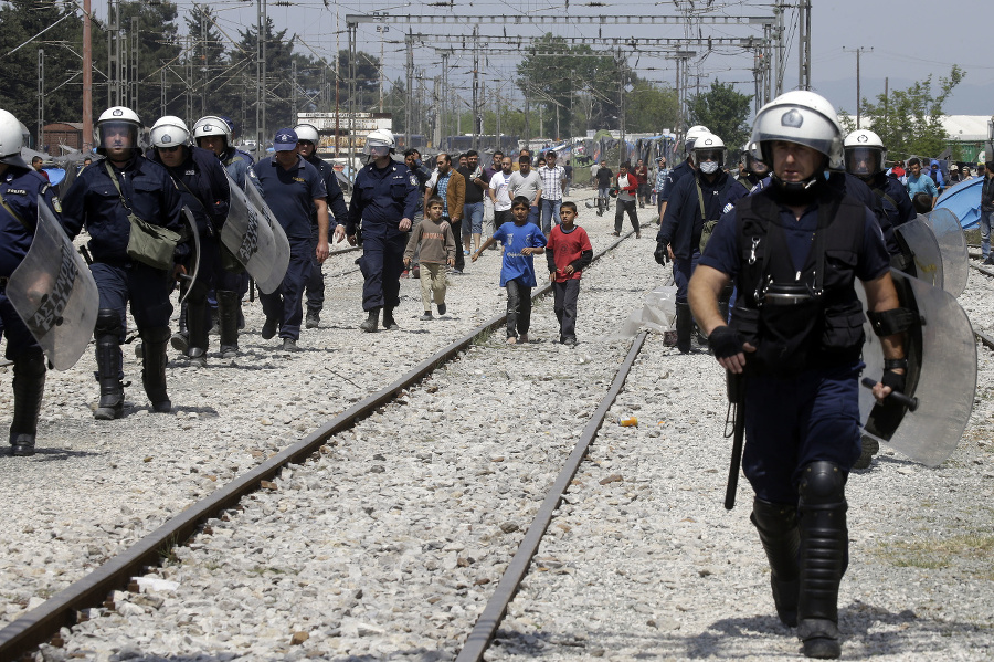 Grécki policajti stoja na
