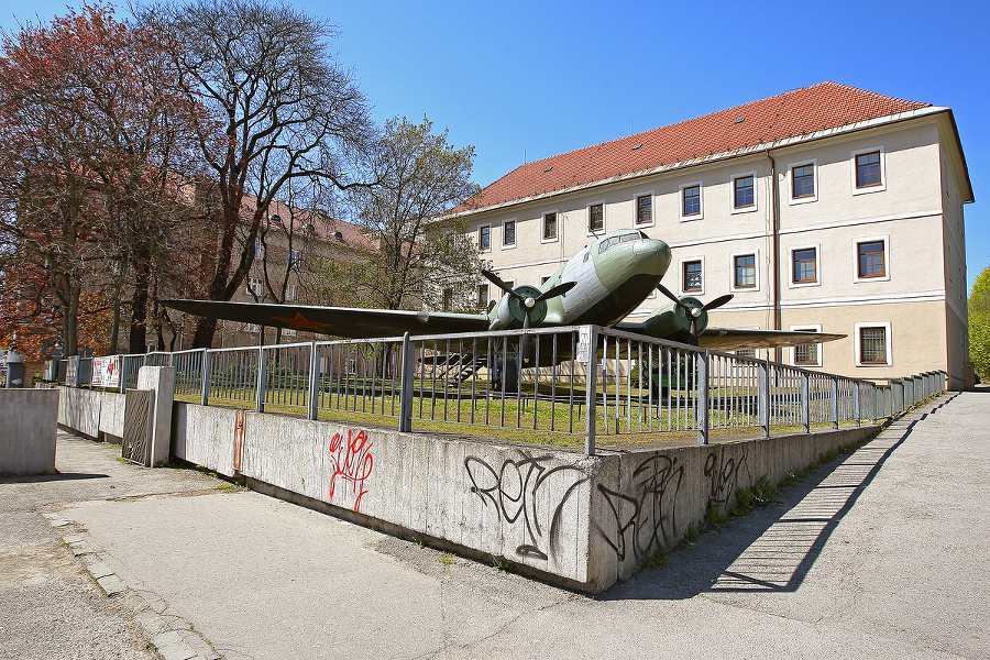 Vandali poškodli čiernym sprejom